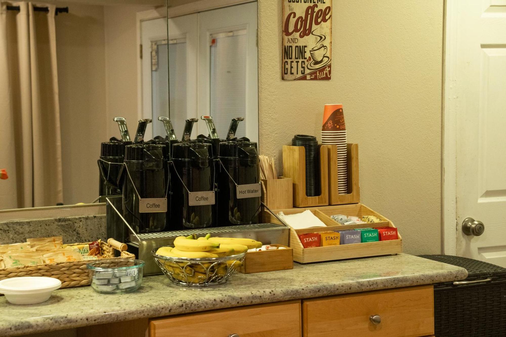 Americas Best Value Inn Lynnwood Bagian luar foto