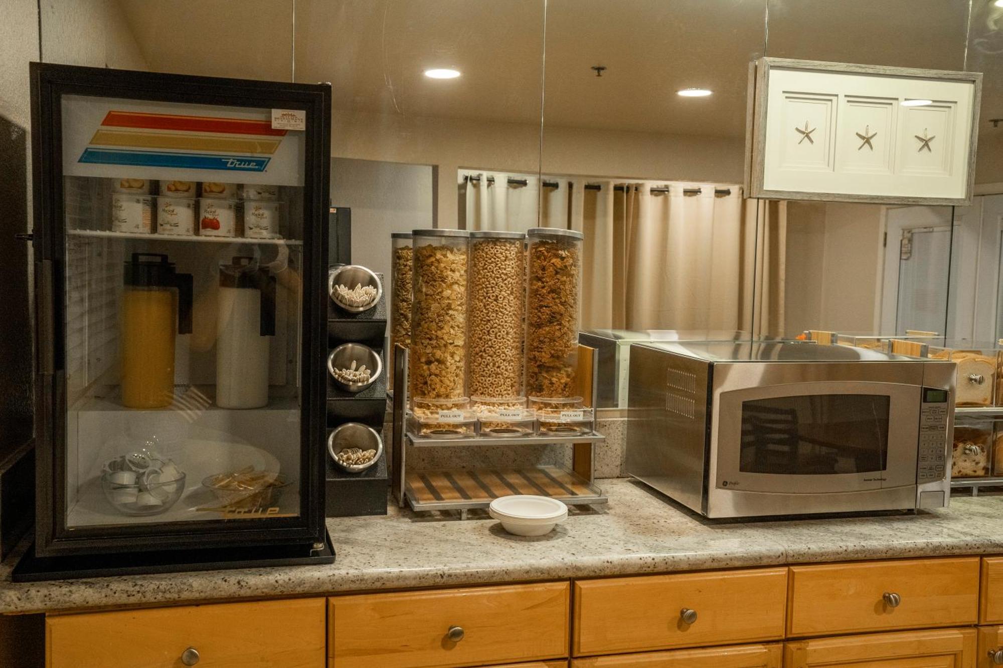 Americas Best Value Inn Lynnwood Bagian luar foto