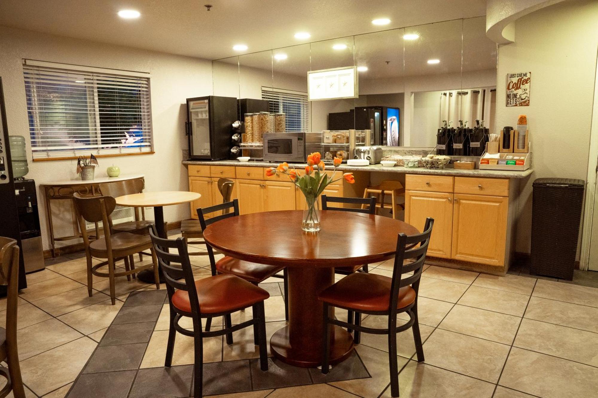 Americas Best Value Inn Lynnwood Bagian luar foto