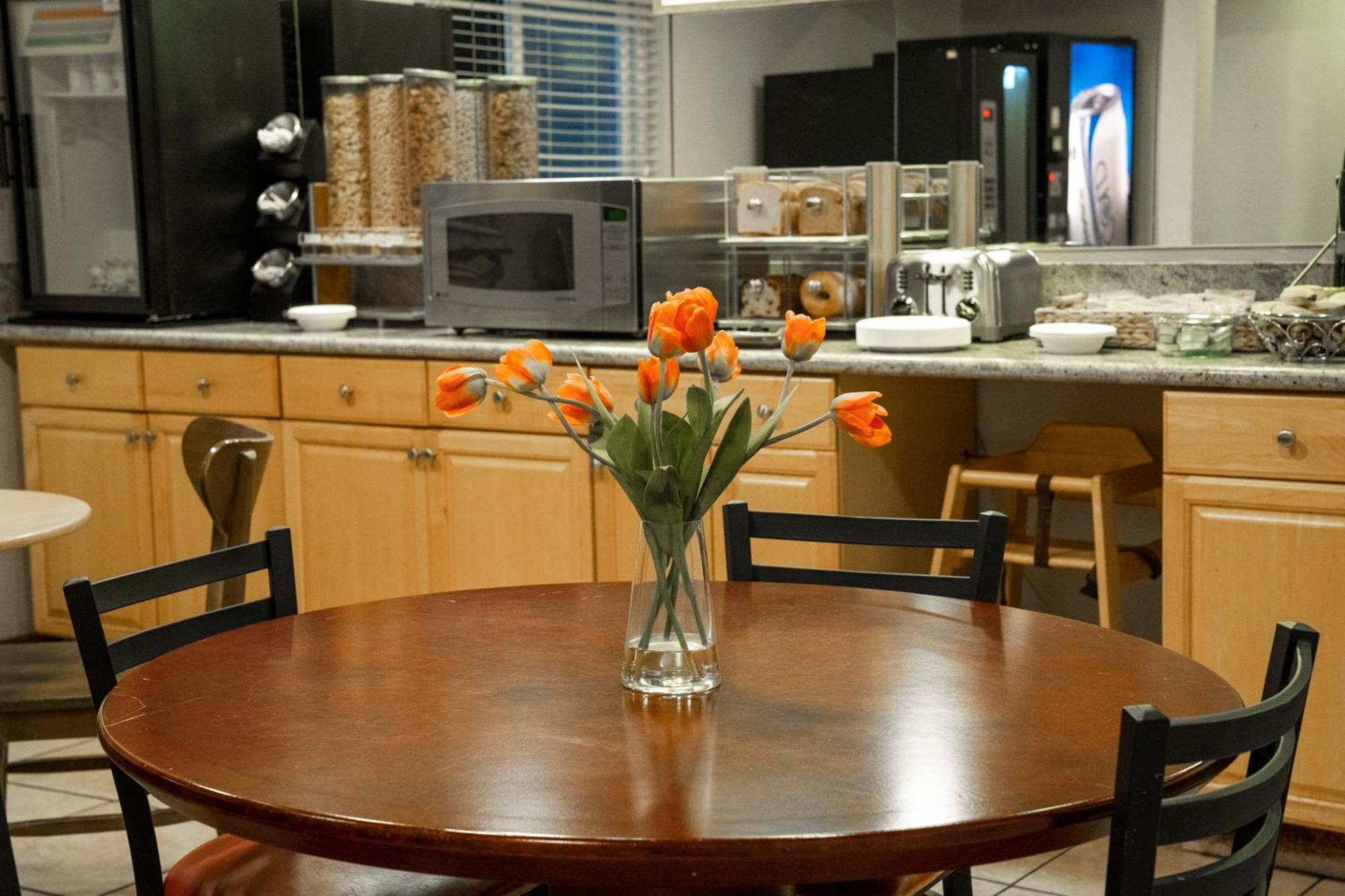 Americas Best Value Inn Lynnwood Bagian luar foto