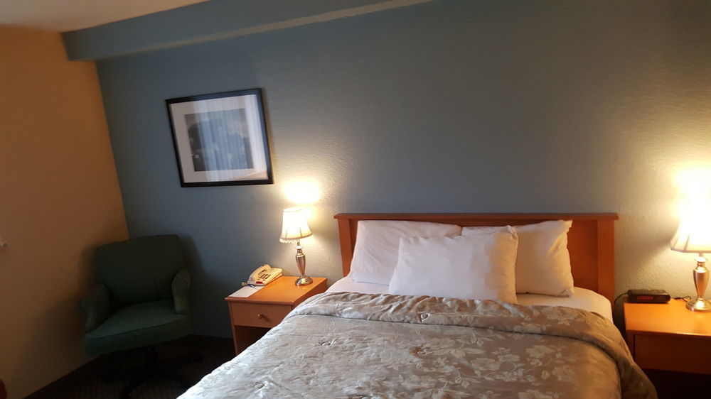Americas Best Value Inn Lynnwood Bagian luar foto